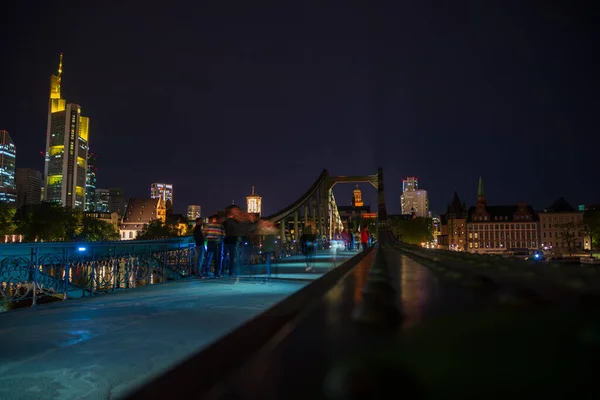Frankfurt 德国法兰克福 2018年5月2日 德国法兰克福夜景 法兰克福市的夜景 从主要河流上的桥上看到的商业银行塔 图库照片