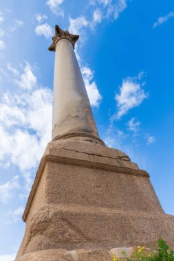 Mısır 'daki İskenderiye' nin Serapeum bölgesindeki dev Pompey sütunu.