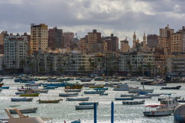 İskenderiye, Mısır - 29 Ocak 2021: İskenderiye, Mısır 'daki Qaitbay Kalesi' nden liman manzarası. Suda bir sürü tekne şehir binalarına karşı..