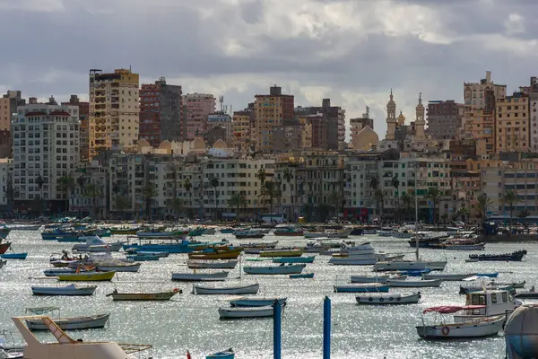 İskenderiye, Mısır - 29 Ocak 2021: İskenderiye, Mısır 'daki Qaitbay Kalesi' nden liman manzarası. Suda bir sürü tekne şehir binalarına karşı..