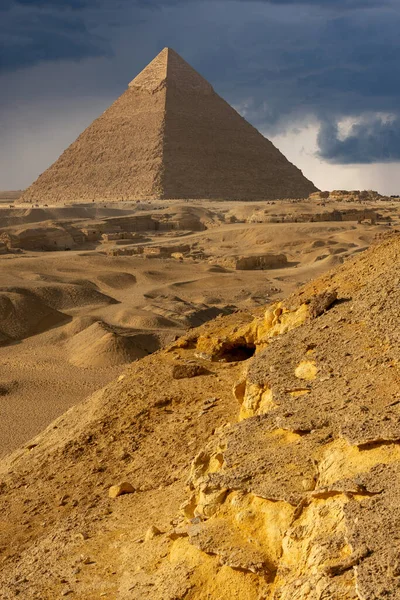 从Khafre金字塔的沙漠 Khafra Khefren Chephren 古埃及吉萨金字塔的第二高和第二大金字塔以及第四王朝法老Khafre Chefren 的坟墓看问题 免版税图库图片