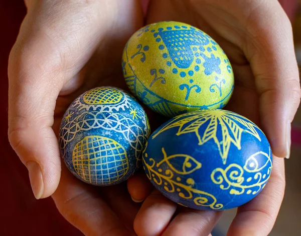 Tres Huevos Pascua Decorados Mano Palmeras Mujer Fotos de stock libres de derechos