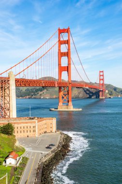 Golden Gate Köprüsü 'nün önünde sabah sörfü Kaliforniya' nın dünya çapında bilinen sembolü