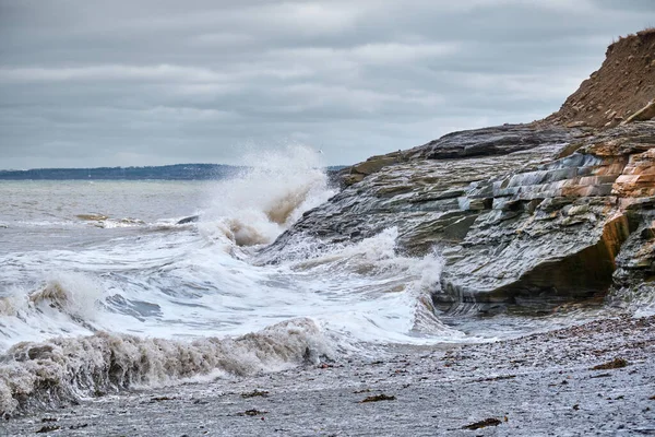 Dramatische Golven Vechten Tegen Kliffen Bij Table Head Beach Glace — Stockfoto