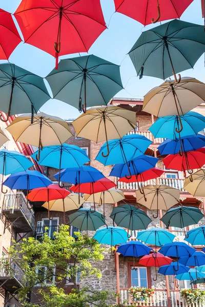 Bunte Regenschirme Hingen Einer Schmalen Straße Der Altstadt Von Quebec lizenzfreie Stockbilder