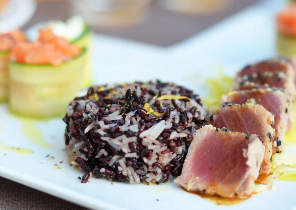 Gegrillte Thunfischscheiben Oder Tataki Mit Schwarzem Und Weißem Reis Kräutern — Stockfoto
