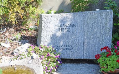 MONTAGNOLA, SWitness SERLAND - 16 Temmuz 2019: Hermann Hesse 'in Mezarı, dünyaca ünlü İsviçreli yazar ve şair, 1946 yılında Nobel Edebiyat Ödülü' nü kazandı.