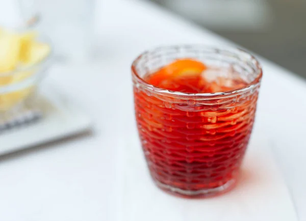 Cocktail Negroni Tendance Avec Vermouth Campari Gin Tranche Orange Concentration — Photo