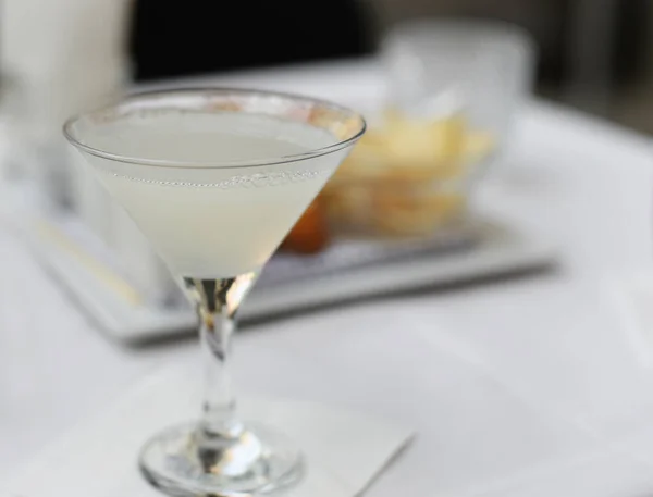 Coquetel Gin Branco Vidro Martini Com Batatas Fritas Parte Trás — Fotografia de Stock