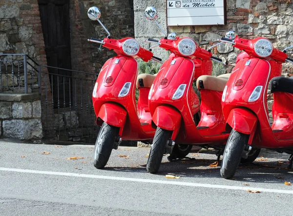 意大利 2009年9月21日 三辆明亮的红色越野车 Vespa 品牌于1946年由Enrico Piaggio在罗马推出 此后一直是一种流行的交通工具 尤其是在城市地区 — 图库照片#