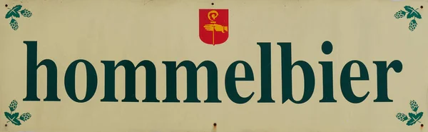 沃沃沃 比利时 2019年8月11日 Poperings Hommelbier的复古广告标志 Poperings Hommelbier是一家当地顶级发酵的金发比利时啤酒厂 自1981年起由Van Eecke酿造 — 图库照片