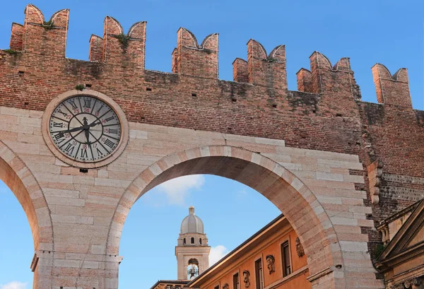 我是波托尼德拉布拉 中世纪砖制城市入口大门 钟在维罗纳 威尼斯 意大利 圣卢卡教堂的钟楼在后面看得见 — 图库照片