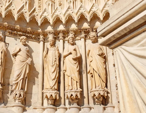 ゴシック様式のノートルダム大聖堂の詳細フランス ヨーロッパのシャンパン地域の預言者や使徒の彫刻 — ストック写真