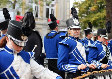 BRUGES, BELGIUM - 5 Ekim 2019: Brüj sokaklarında belediye tiyatrosu önünde yürüyüş bandı dINK performansı, üniforma moda tasarımcısı Riet Bleyaert tarafından oluşturuldu