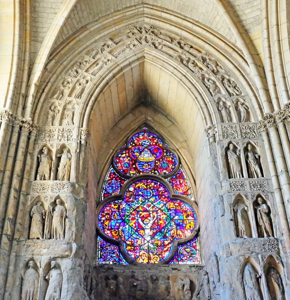 프랑스 유럽의 샴페인 지역의 색상과 조각으로 스테인드 글라스와 랭스의 노틀담 — 스톡 사진