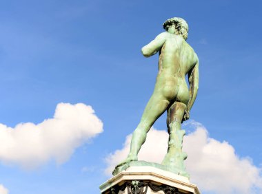 Michelangelo 'nun Davut' unun bronz kopyası, İtalya, Toskana, Floransa 'daki Piazzale Michelangelo' da, derin mavi gökyüzüne karşı beyaz bulutlarla görüldü.