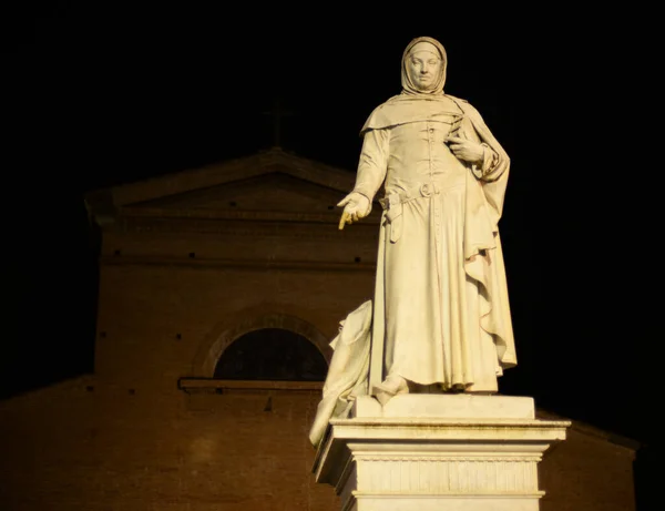 Antigua Estatua Giovanni Boccaccio Autor Decameron Por Noche Frente Iglesia — Foto de Stock