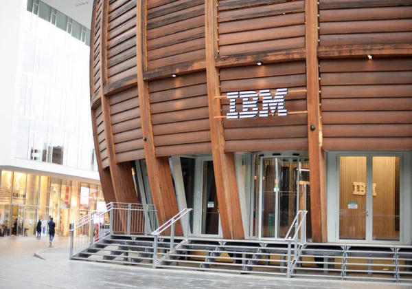 MILAN, ITALY, ECTOBER 20, 2019: Piazza Gae Aulenti 'deki yepyeni IBM müşteri merkezi. New York merkezli Uluslararası İş Makineleri Şirketi (IBM, aynı zamanda Büyük Mavi olarak da bilinir), 1911 yılından beri faaliyet gösteriyor.