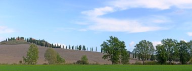 Girit Senesi 'nin panoramik manzarası, İtalya' da Ekim ayında, Siena ve Ascanio yakınlarında tepeler, ağaçlar, çiftlikler, ormanlar ve tarımsal tarlalarla dolu bir Toskana manzarası. Elektrik direkleri ve kablolar kaldırıldı