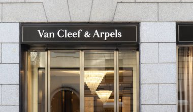 MILAN, İtalya - 3 Mart 2016: Van Cleef ve Arpels, 1906 'dan beri Fransız lüks mücevher, saat ve parfüm markası. Moda meydanında Monte Napolyon Via 'da avizeleri olan bir vitrin.
