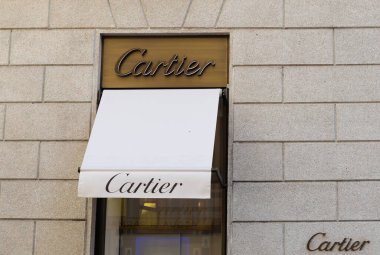 MILAN, İtalya - 3 Mart 2016: Cartier, 1847 'den beri Fransız kuyumcu, şu anda Compagnie Financiere Richemont SA' ya ait. Moda meydanında Monte Napolyon caddesinde Markiz olan bir vitrin.
