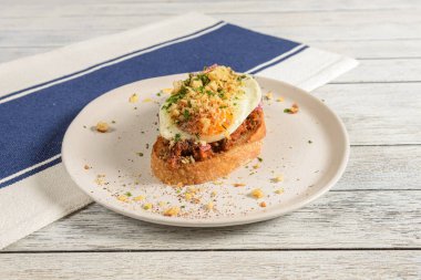 Baharatlı Mince, genellikle soğan, sarımsak ve çeşitli sebzelerle birlikte kıyma veya kuzu kıyması ile yapılan çok yönlü bir yemektir.. 