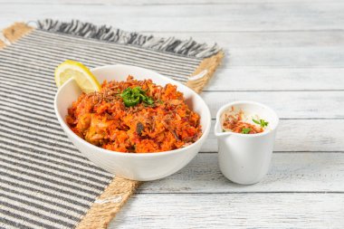 Biryani Hint alt kıtasından gelen lezzetli ve aromatik bir pirinç tabağıdır. Tipik olarak tavuk, kuzu veya keçi eti gibi etle pişirilmiş basmati pilavından oluşur.
