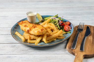 Fish and Chips, genellikle morina balığı ya da mezgit balığı ile kızarmış patates kızartması ile servis edilen klasik bir İngiliz yemeğidir. Kıtır kıtır kıtır dokusuyla ve leziz lezzetiyle bilinir.