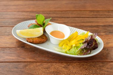 Salata ve limonlu Tayland balık keki.