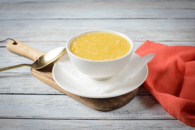 Kiraz çiçekleri parlak mavi gökyüzüne karşı narin pembe ve beyaz taç yaprakları sergiler.. 