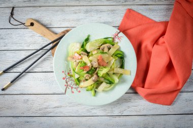 Kiraz çiçekleri parlak mavi gökyüzüne karşı narin pembe ve beyaz taç yaprakları sergiler.. 