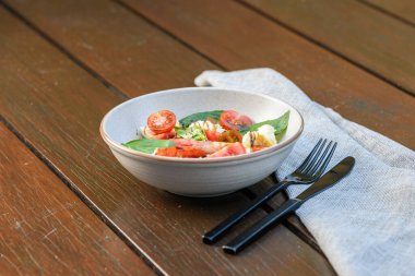 Taze kiraz domatesli klasik Caprese salatası, fesleğen yaprağı, mozzarella ve balzamik jöleli.