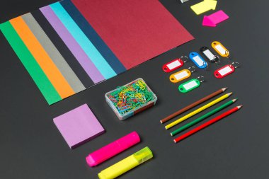 Düzenlenmiş sanat materyalleri ve kırtasiye ürünleri canlı bir çalışma alanı oluşturur. Kağıt, kalem ve işaretler el işi ve öğrenme için sonsuz olanaklar sunuyor. Atmosfer hayal gücüne ve yaratıcılığa ilham verir..