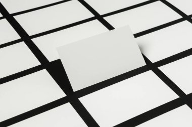 Karanlık bir yüzeyde eşit aralıklarla duran boş kartlar düşünceleri ve fikirleri yazmaya davet ediyor. Her kart ifade ve hayal gücü için bir tuval sunar..