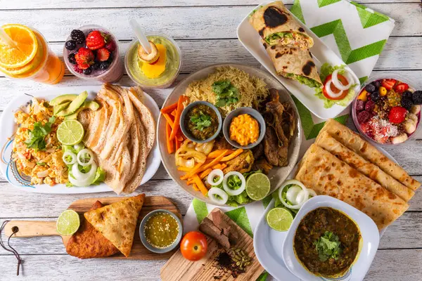 Geleneksel yemeklerden oluşan renkli bir çeşitlilik bölgenin zengin lezzetlerini gözler önüne seriyor. Taze malzemeler ve canlı sunumlar herkesi ortak bir yemek deneyimine davet ediyor..