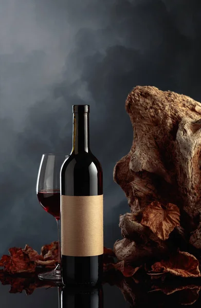 Eine Flasche Rotwein Mit Altem Leeren Etikett Hintergrund Altes Treibholz — Stockfoto
