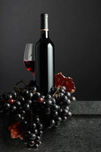 Juicy Blue Grapes Bottle Red Wine Black Background — Stock Fotó