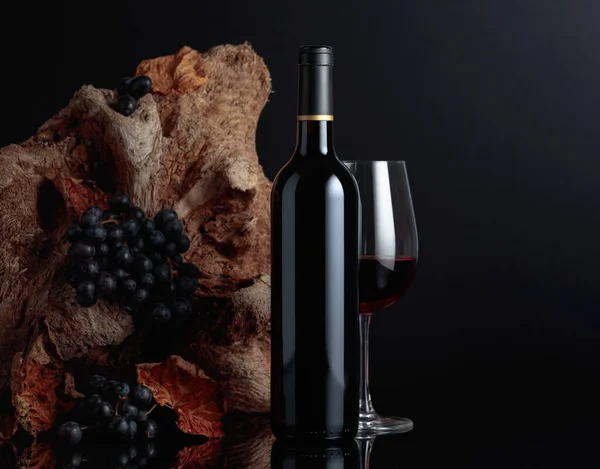 Bottiglia Bicchiere Vino Rosso Sullo Sfondo Vecchio Intoppo Uva Con — Foto Stock