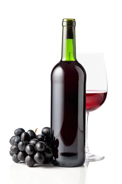 赤ワインと青ブドウは白い背景に隔離されている — ストック写真