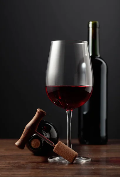 Rotwein Und Korkenzieher Auf Einem Alten Holztisch — Stockfoto
