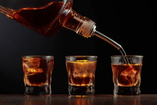 ウィスキーを氷でグラスに注ぐ — ストック写真