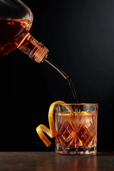 Cocktail Antiquado Com Gelo Casca Laranja Uísque Derramado Copo Com — Fotografia de Stock