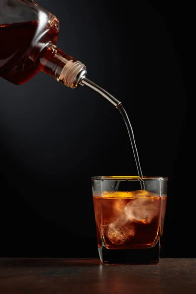 Whiskey Wlewa Się Butelki Szklanki Lodem — Zdjęcie stockowe