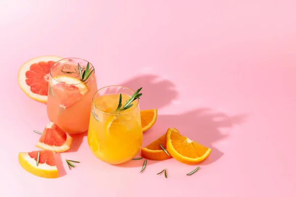 Summer Cocktails Grapefruit Orange Rosemary Ice Drinks Pink Background Copy — 스톡 사진