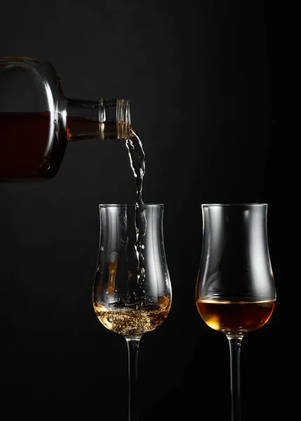 Silny Napój Alkoholowy Wlewa Się Butelki Szklanki Przestrzeń Kopiowania — Zdjęcie stockowe