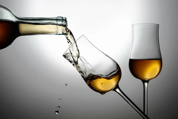 Окуляри Преміум Алкоголю Напій Виливають Пляшки Склянку Копіювати Простір — стокове фото
