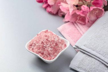 Pembe Himalaya tuzu, çiçeği ve havlusuyla spa kompozisyonu. Boşluğu kopyala.