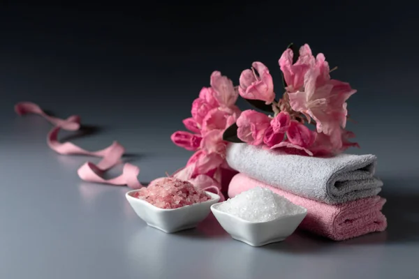Σύνθεση Spa Ροζ Και Λευκό Θαλασσινό Αλάτι Λουλούδια Και Πετσέτα — Φωτογραφία Αρχείου