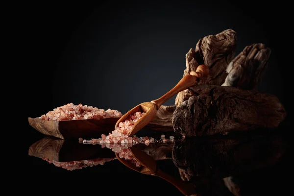 Розовая Соль Старой Загвоздкой Черном Отражающем Фоне Концепция Темы Натуральные — стоковое фото