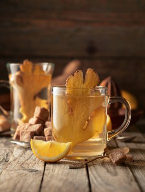 Kırsal tarzda eski ahşap bir tahtanın üzerinde limonlu zencefil çayı.